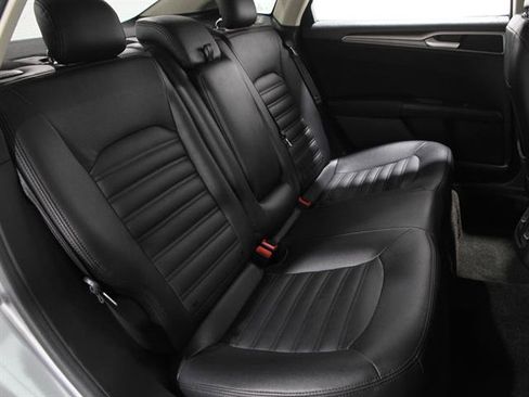 Used 2020 Ford Fusion SE image 19