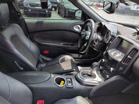 Used 2019 Nissan 370Z Touring Sport RWD image 7