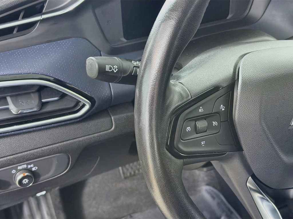 Used 2023 Chevrolet Bolt EUV Premier w/ Sun & Sound Package FWD image 10