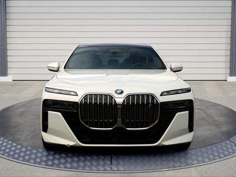 Used 2023 BMW i7 xDrive60 w/ Executive Package 2 AWD/4WD image 2