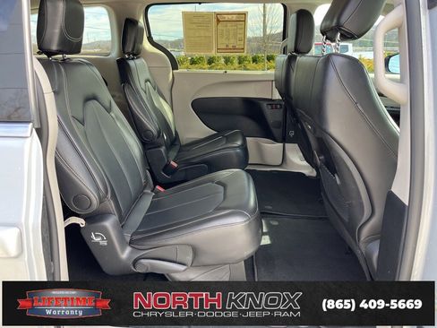 Used 2024 Chrysler Pacifica Touring-L image 21