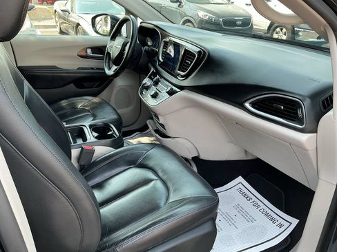 Used 2017 Chrysler Pacifica Touring-L FWD image 25