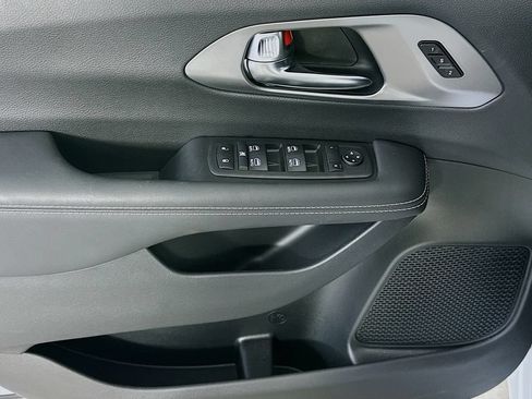Used 2026 Chrysler Pacifica Select FWD image 23