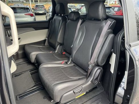 Certified 2024 Kia Carnival LX image 21