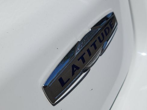 Used 2025 Jeep Compass Latitude AWD/4WD image 14