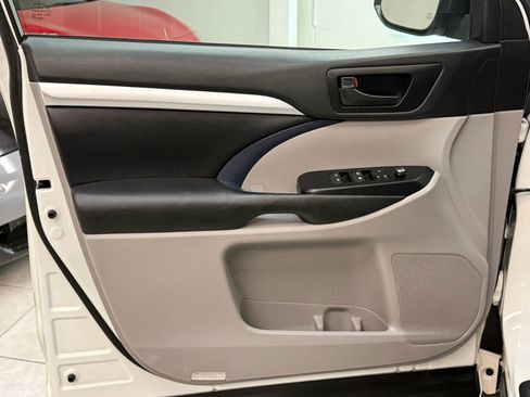 Used 2017 Toyota Highlander Plus w/ Carpet Mat Package AWD/4WD image 16
