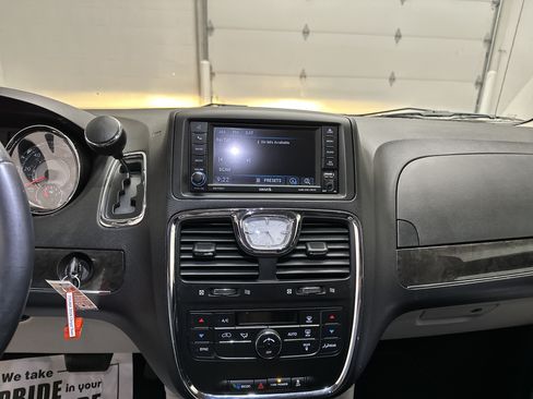 Used 2016 Chrysler Town & Country Touring FWD image 26