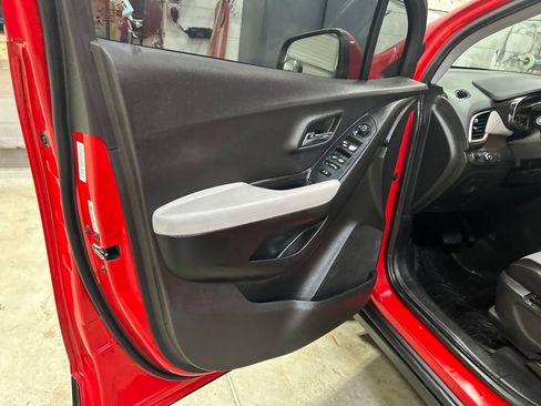 Used 2018 Chevrolet Trax LT w/ LT Convenience Package image 11