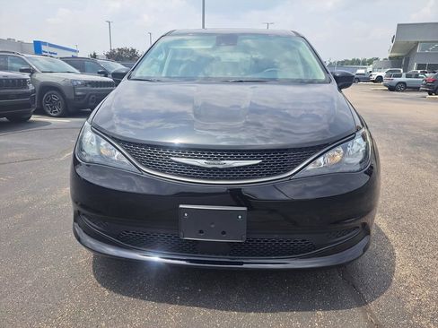 Certified 2023 Chrysler Voyager LX FWD image 9