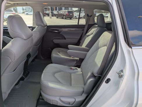 Certified 2021 Toyota Highlander Platinum image 14