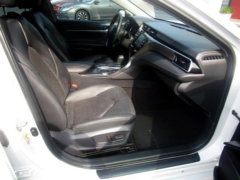 Used 2018 Toyota Camry XSE image 29