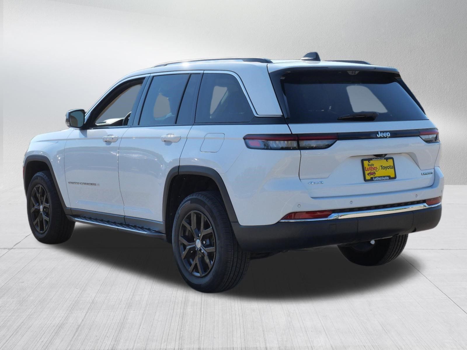 Used 2022 Jeep Grand Cherokee Limited w/ Luxury Tech Group II AWD/4WD image 5