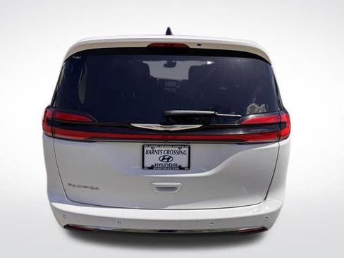 Used 2023 Chrysler Pacifica Touring-L FWD image 4
