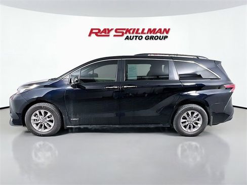Used 2021 Toyota Sienna XLE image 4