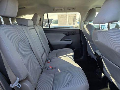Used 2021 Toyota Highlander LE image 12