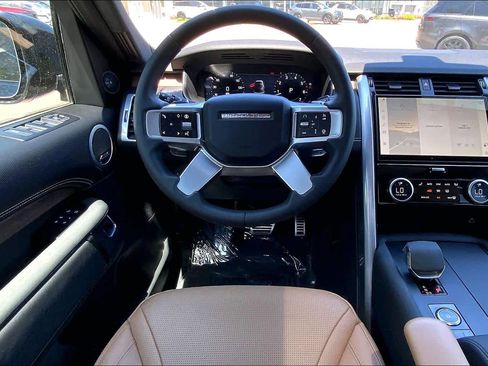 Used 2025 Land Rover Discovery Dynamic SE AWD/4WD image 6