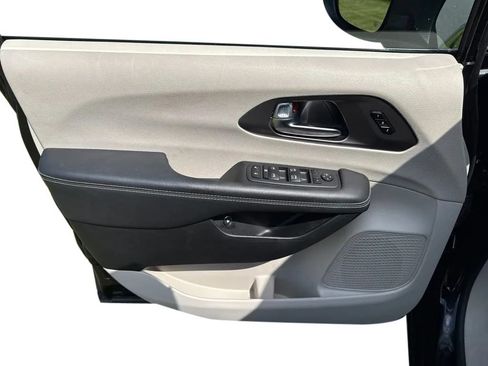 Used 2023 Chrysler Pacifica Touring-L FWD image 11