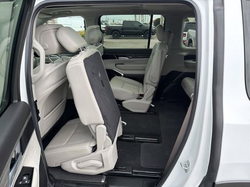 Used 2022 Jeep Wagoneer Series III w/ Premium Group I image 26