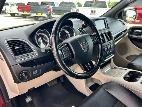 Used 2020 Dodge Grand Caravan SXT FWD image 6