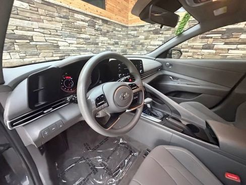 Used 2023 Hyundai Elantra SEL w/ Preferred Accessory Package FWD image 12