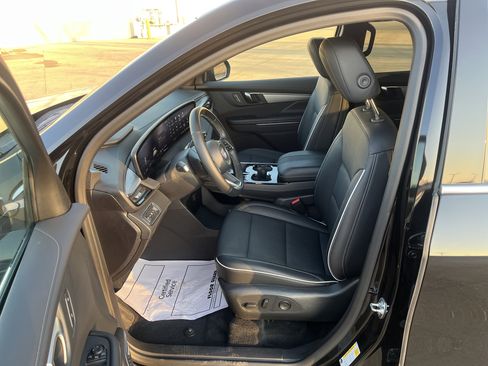 Used 2025 Buick Enclave Preferred image 9