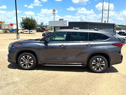 Used 2022 Toyota Highlander XLE FWD image 2
