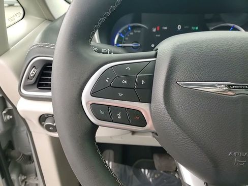 Used 2024 Chrysler Pacifica Limited FWD image 19