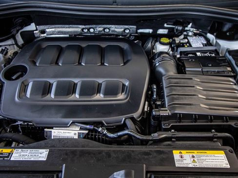 Certified 2025 Volkswagen Tiguan SE image 11