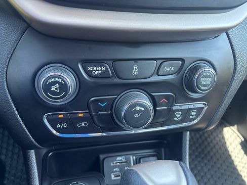 Used 2017 Jeep Cherokee Latitude w/ Cold Weather Group AWD/4WD image 20