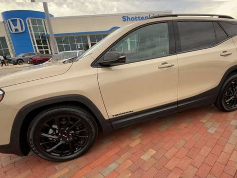 Used 2023 GMC Terrain SLT w/ Infotainment Package II image 6