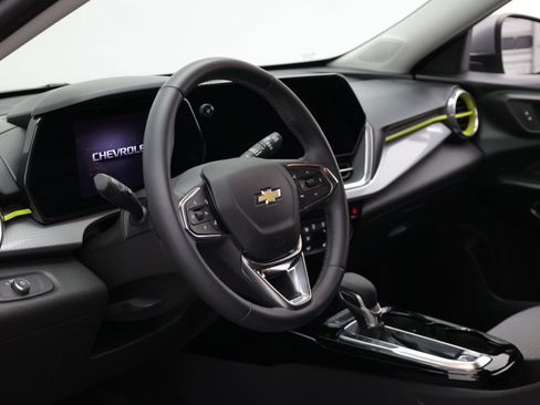 Used 2024 Chevrolet Trax LT w/ Sunroof Package FWD image 15