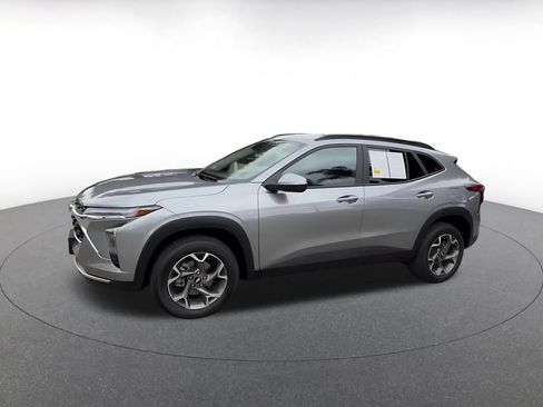 Used 2025 Chevrolet Trax LT FWD image 8
