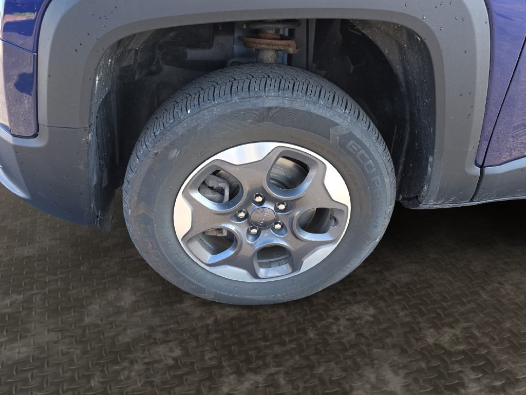 Used 2018 Jeep Renegade Latitude AWD/4WD image 9