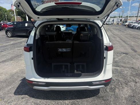 Used 2022 Kia Carnival LX FWD image 7