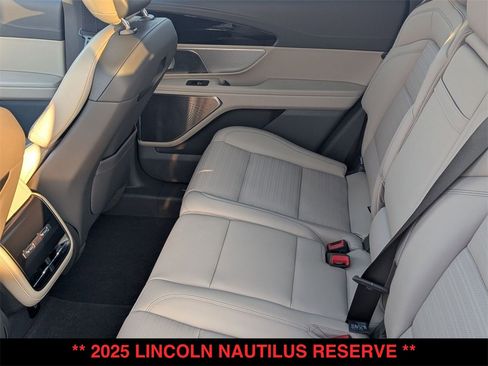 Used 2025 Lincoln Nautilus Reserve image 4