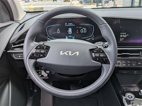 Used 2024 Kia Niro EX image 13