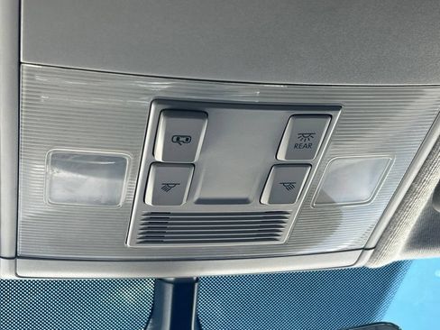 Used 2021 Volkswagen Tiguan SE FWD image 39