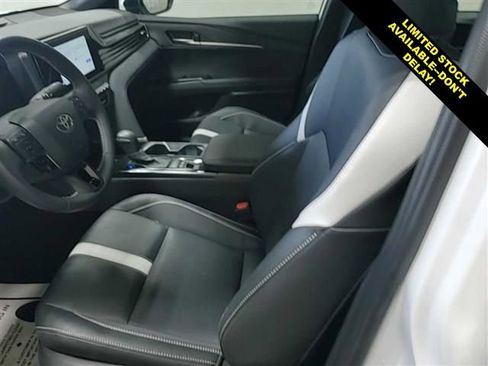 Used 2025 Toyota Camry SE FWD image 4