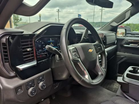 Used 2024 Chevrolet Silverado 1500 LT AWD/4WD image 10