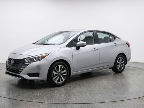 Used 2025 Nissan Versa SV image 3