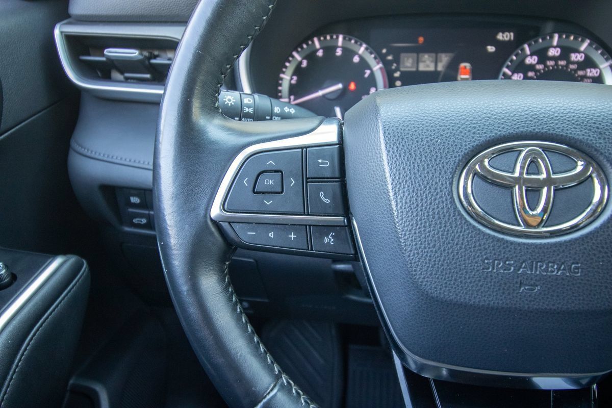 Used 2020 Toyota Highlander XLE FWD image 37