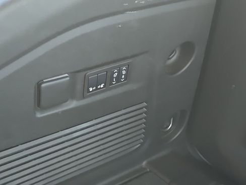 Used 2025 Chevrolet Suburban Z71 image 14