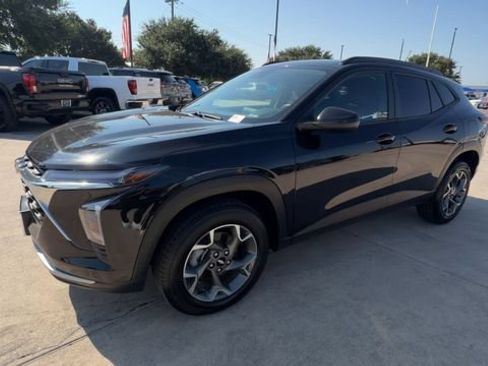 Used 2025 Chevrolet Trax LT FWD image 4