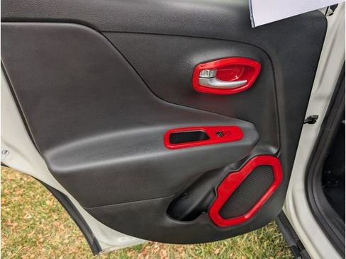 Used 2023 Jeep Renegade Latitude image 10