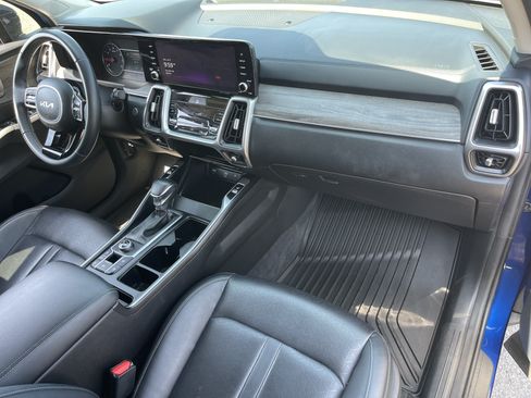 Certified 2023 Kia Sorento EX w/ Panoramic Sunroof Package FWD image 11
