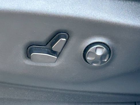 Used 2023 Chrysler Pacifica Touring-L FWD image 27