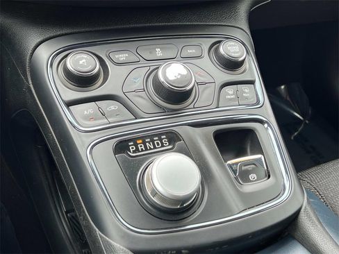 Used 2015 Chrysler 200 S image 19