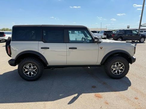 New 2025 Ford Bronco Badlands image 9