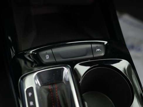 Used 2025 Chevrolet Trax RS w/ Sunroof Package FWD image 17