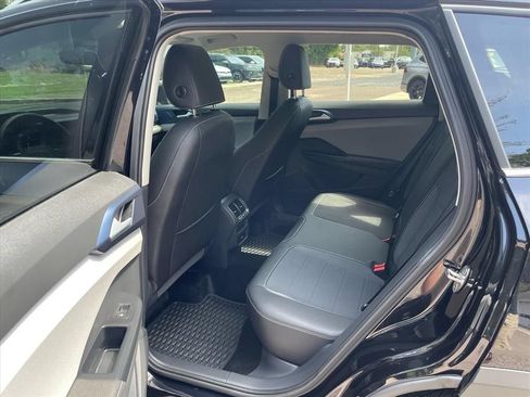 Used 2024 Volkswagen Taos SE w/ Panoramic Sunroof Package FWD image 7